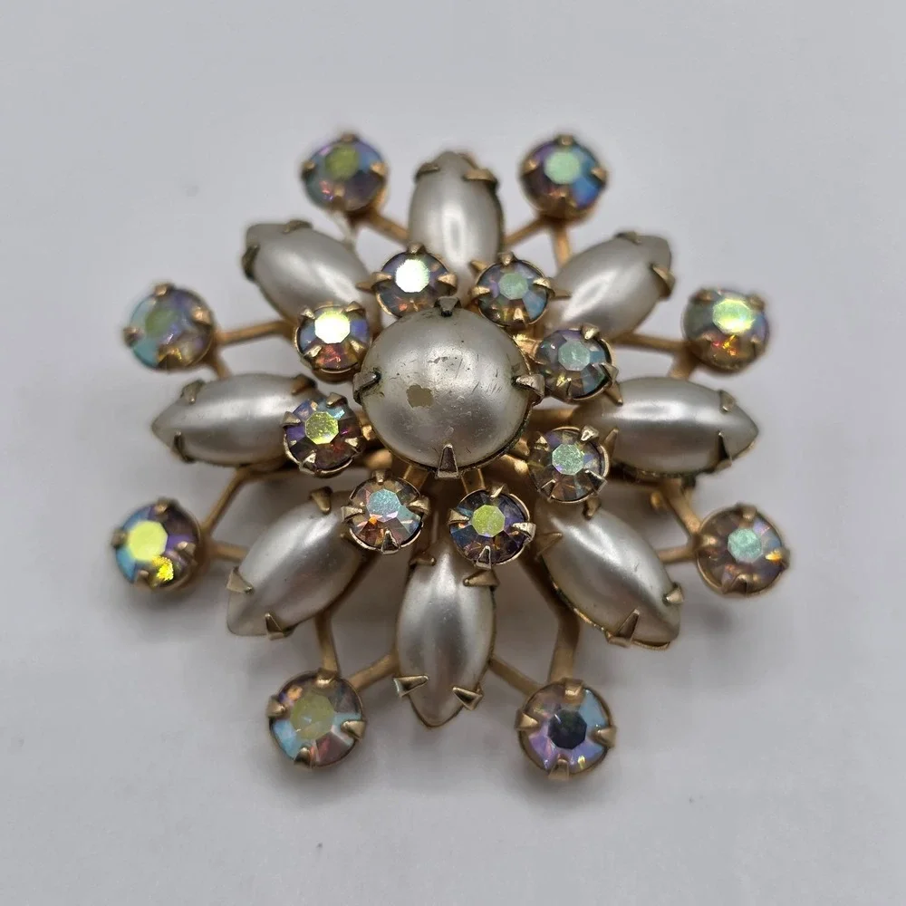 Vintage Gold Tone Gray Pearl Rhinestone  Aurora Borealis Crystal Brooch Pin 1.5